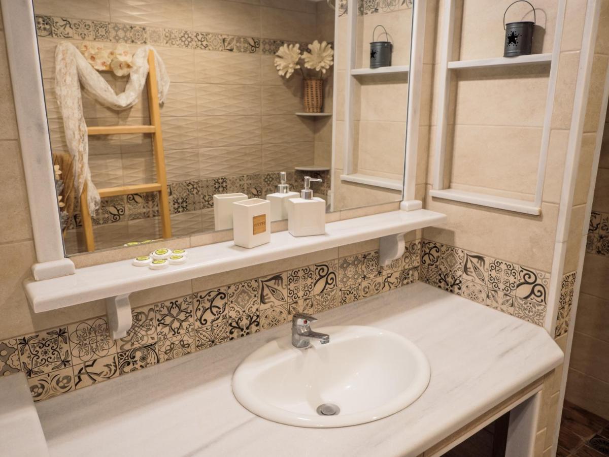 Kellys Cozy One Bedroom House Next To The Beach Ikonomianika Εξωτερικό φωτογραφία